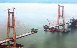 pembangunan jembatan suramadu