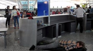 turis yang terdampar di bandara akibat penutupan bandara i gusti ngurah rai